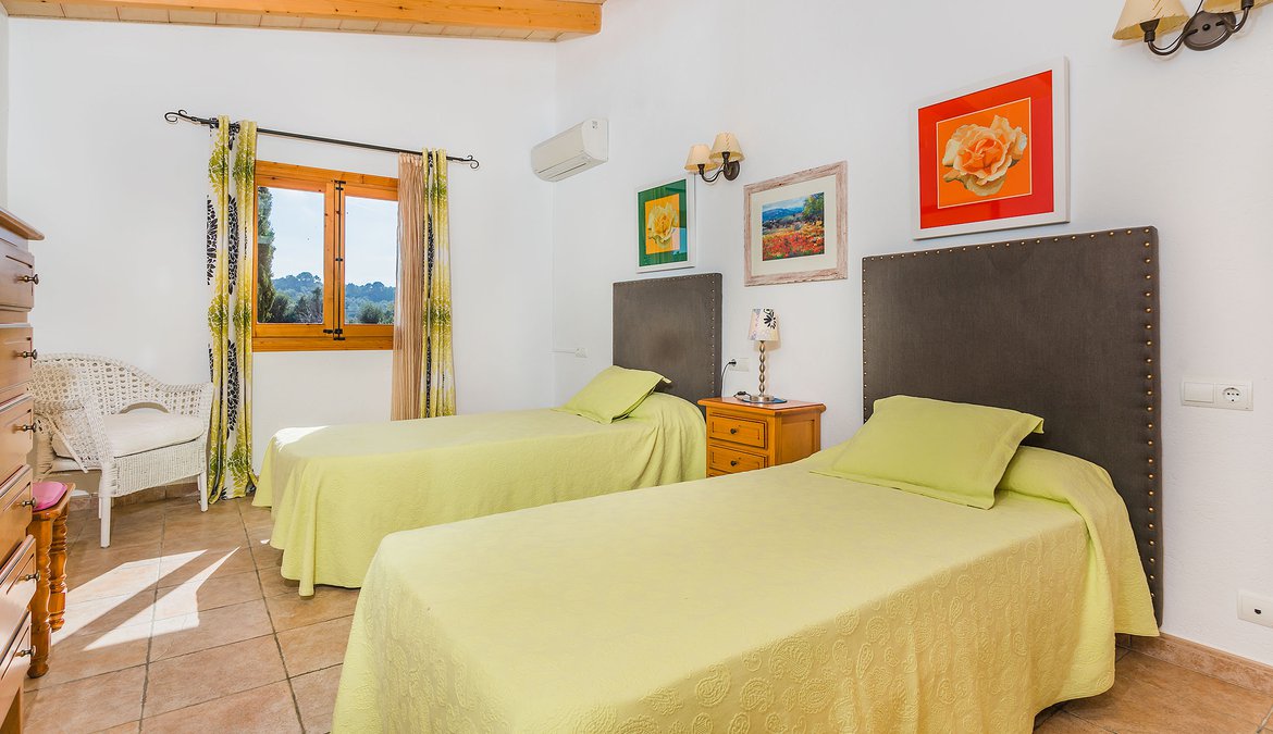 Twin bedroom